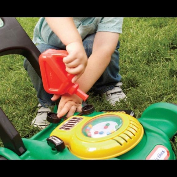LITTLE TIKES LAWN MOWER - Picture 5 of 8